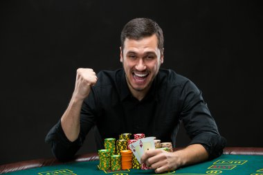 Kazanan ve elinde as tutan mutlu poker oyuncusu