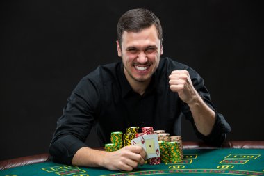 Kazanan ve elinde as tutan mutlu poker oyuncusu