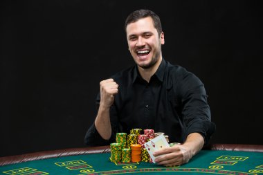 Kazanan ve elinde as tutan mutlu poker oyuncusu