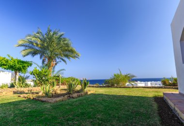 Tropikal tatil temiz manikürlü çimler, Mısır ayarla