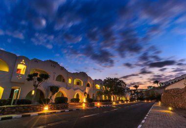 Görünüm yol aydınlatma, beyaz daireler için akşam, palmiyeler