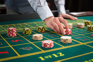 Yeşil tablo ve fiş ile bahis resmi.