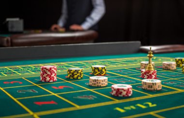 Yeşil tablo ve fiş ile bahis resmi.