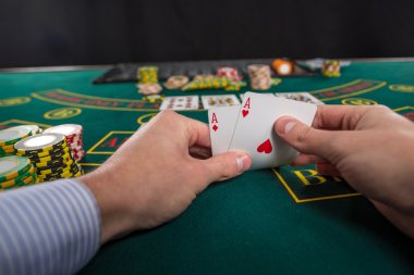Erkek poker oyuncu iki kart as köşelerini kaldırma
