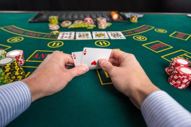 Erkek poker oyuncu iki kart as köşelerini kaldırma
