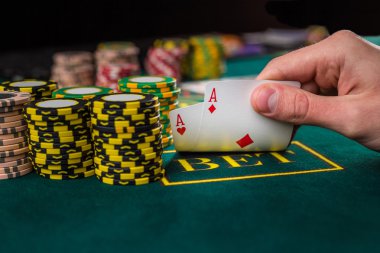 Erkek poker oyuncu iki kart as köşelerini kaldırma