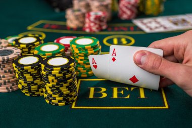 Erkek poker oyuncu iki kart as köşelerini kaldırma
