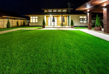 Arka avlu dışında gece manzaraya müstakil ev.