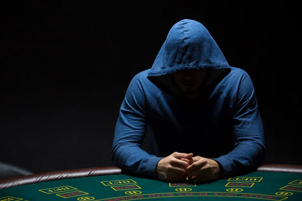 Porträtt av en professionell pokerspelare som sitter vid Poker bord — Stockfoto