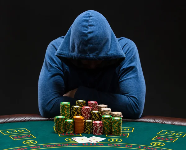 Porträt eines professionellen Pokerspielers am Pokertisch — Stockfoto