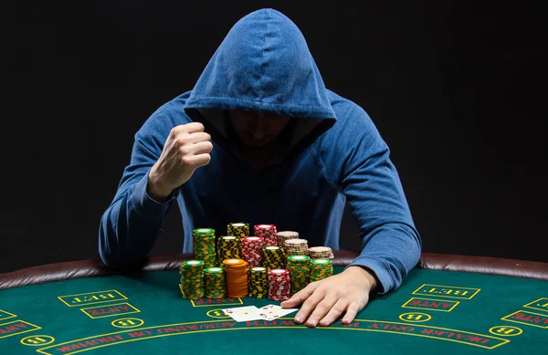 Porträtt av en professionell pokerspelare som sitter vid Poker bord — Stockfoto