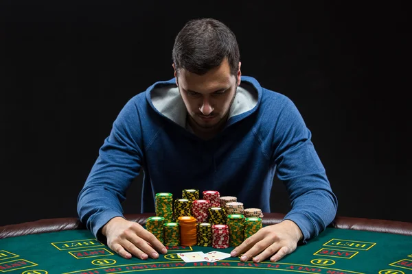 Porträtt av en professionell pokerspelare som sitter vid Poker bord — Stockfoto