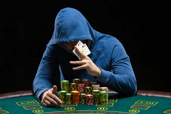 Jugador de poker mostrando un par de ases — Foto de Stock