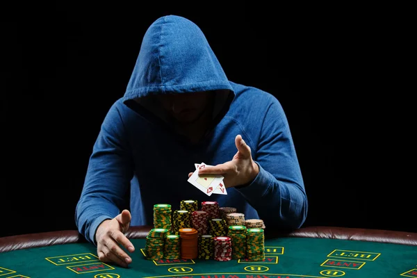 Παίκτης του πόκερ που δείχνει ένα ζεύγος άσων — Φωτογραφία Αρχείου
