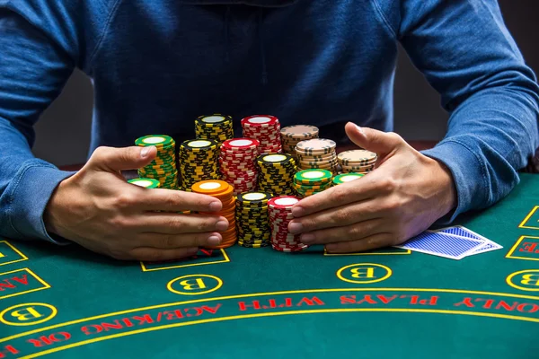 Pokerspieler nimmt Pokerchips nach dem Gewinn — Stockfoto