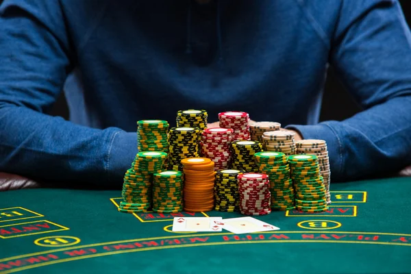 Jogador de poker olhando para a combinação de dois ases. Fechar. — Fotografia de Stock