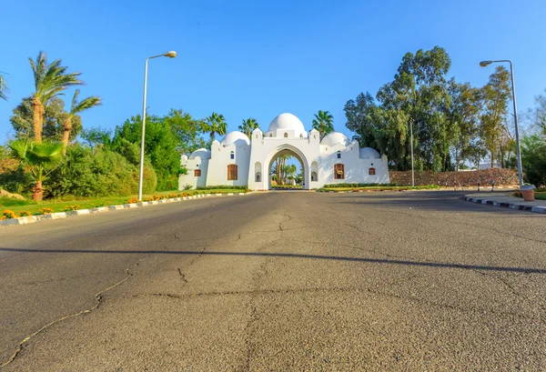 Facade of arch at the entrance beautiful hotel in Egypt. — Zdjęcie stockowe