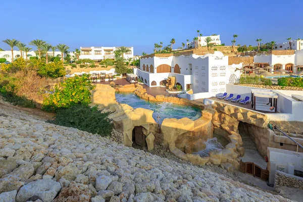 Panorama de la ciudad blanca en el hotel resort de lujo tropical, Egipto —  Fotos de Stock