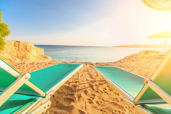 Paisaje de dos sillas de playa solitarias en la arena cerca del mar —  Fotos de Stock