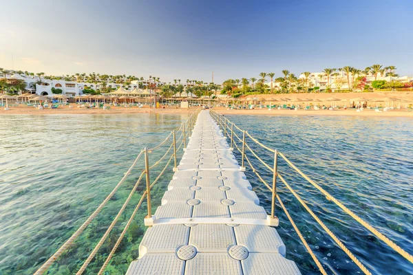 Pontoon with handrails through coral reef to the sea — Stockfoto