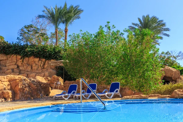 Krásný bazén a stromy v Egyptě — Stock fotografie