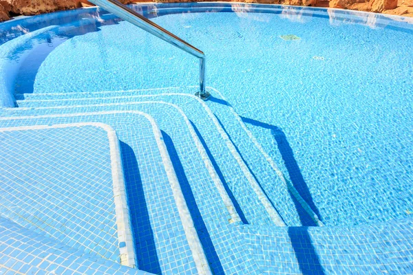 Paisagem com ninguém piscina no hotel de luxo — Fotografia de Stock