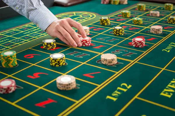 Imagen de una mesa verde y apuestas con fichas . — Foto de Stock