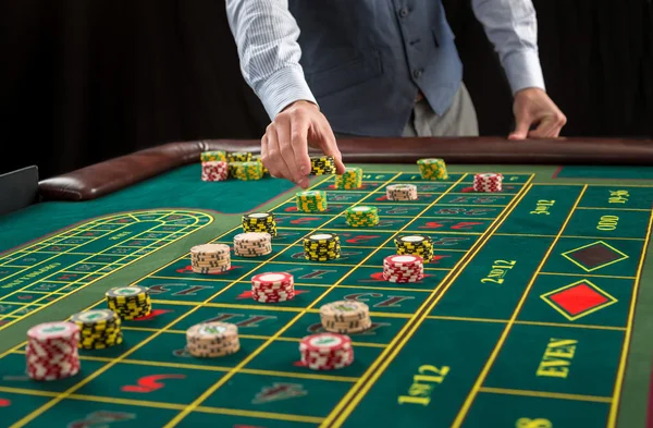 Imagem de uma mesa verde e apostas com fichas . — Fotografia de Stock