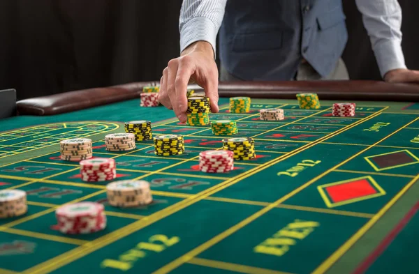 Imagen de una mesa verde y apuestas con fichas . — Foto de Stock