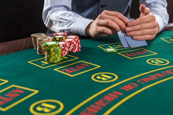 Closeup do jogador de poker com cartas de jogo e fichas — Fotografia de Stock