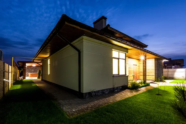 Freistehendes Luxushaus bei Nacht - Blick von außen. — Stockfoto