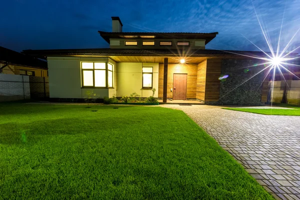 Freistehendes Luxus-Haus in der Nacht Blick von außen vor dem Eingang. — Stockfoto