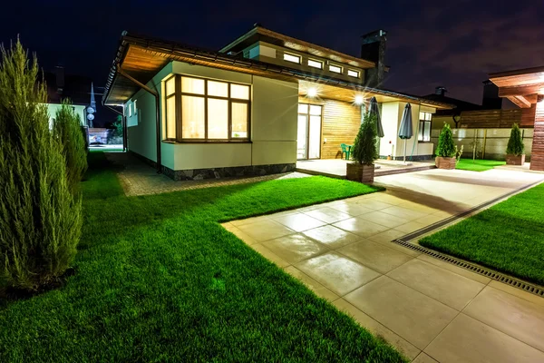 Einfamilienhaus bei Nacht - Blick von außen auf den Hinterhof. — Stockfoto