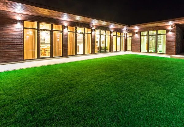 Arka avlu dışında gece manzaraya müstakil ev.
