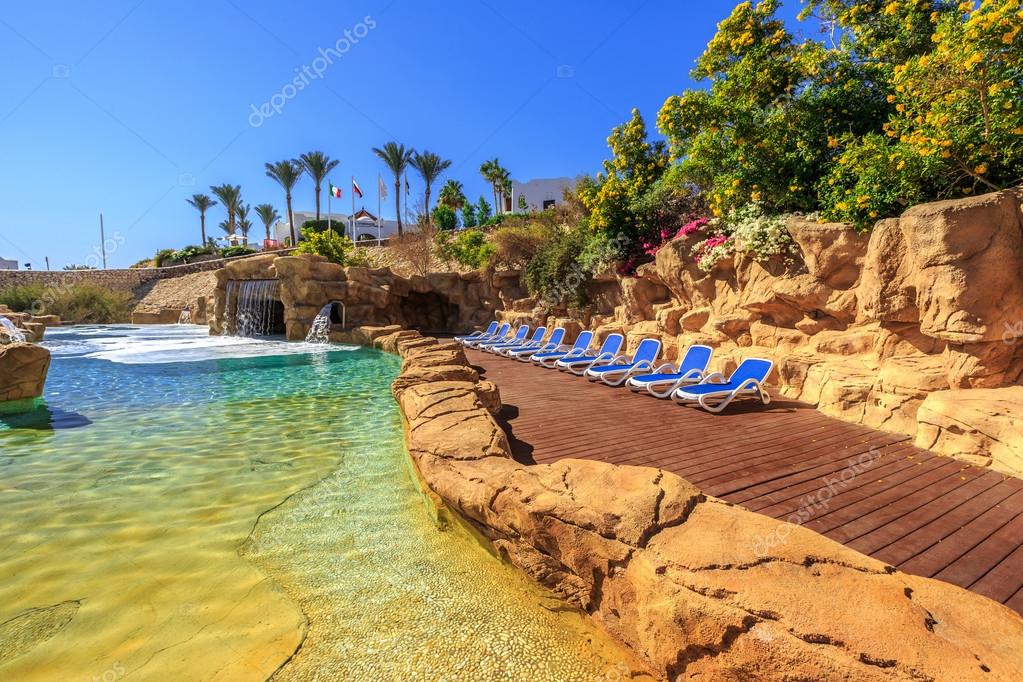 Piscine Avec Cascade Et Des Transats Artificiels Photographie