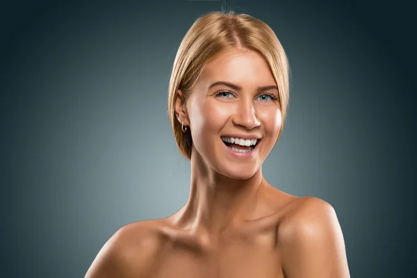 Portret piękne blond kobieta o niebieskich oczach, uśmiechnięty, zbliżenie — Zdjęcie stockowe