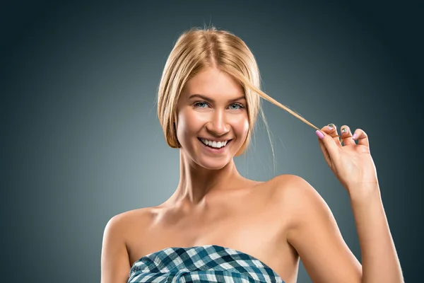 Retrato bela mulher loira mão segurando um fio de cabelo — Fotografia de Stock