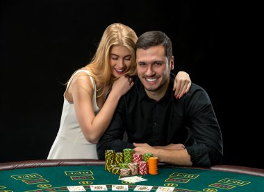 Genç çift poker oynamak casino iyi eğlenceler
