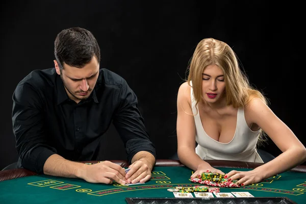 Jugadores de poker sentados en la mesa de póquer y haciendo all-in — Foto de Stock