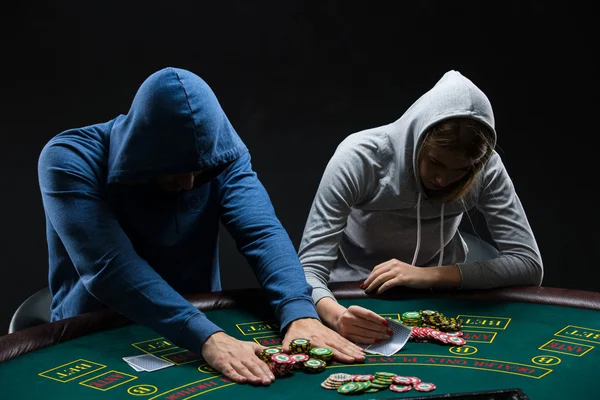 Πόκερ παίκτες κάθονται στο τραπέζι πόκερ και πηγαίνει all-in — Φωτογραφία Αρχείου