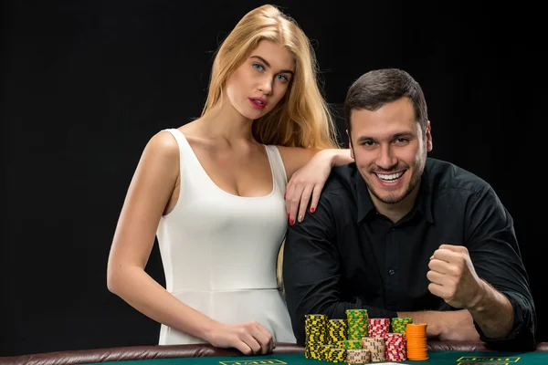 Genç çift poker oynamaya ve casino iyi eğlenceler — Stok fotoğraf