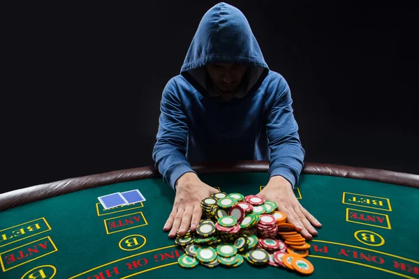 Pokerspieler geht All-in und schiebt seine Chips nach vorne — Stockfoto