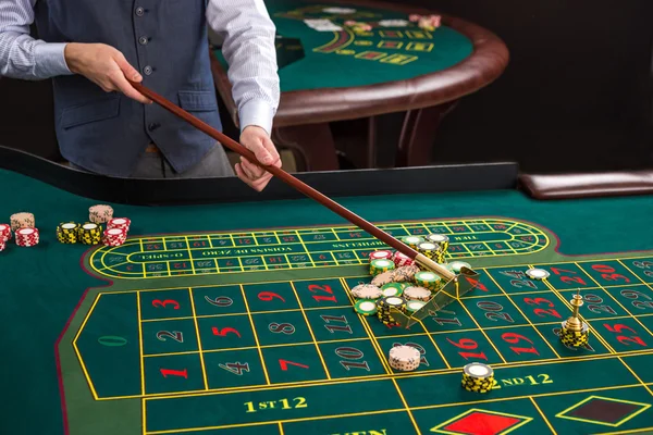 Gros plan des jetons de jeu sur la table verte dans le casino . — Photo