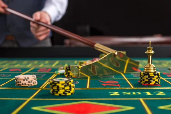 Primer plano de fichas de juego en la mesa verde en el casino . — Foto de Stock