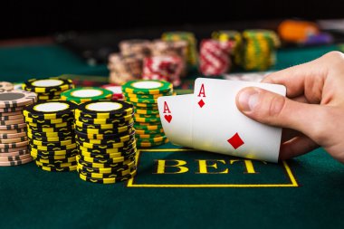 Erkek poker oyuncu iki kart as köşelerini kaldırma