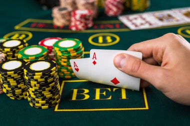 Erkek poker oyuncu iki kart as köşelerini kaldırma