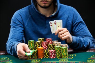 Bir çift as gösterilen poker oyuncusu