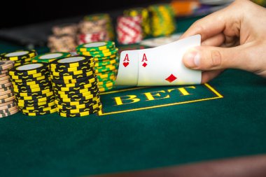 Erkek poker oyuncu iki kart as köşelerini kaldırma