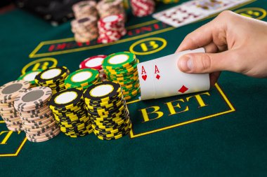Erkek poker oyuncu iki kart as köşelerini kaldırma