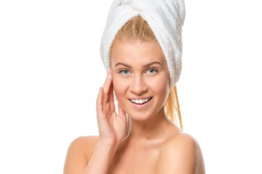 Kameraya bakarak gülen havlu genç kadın. Portre